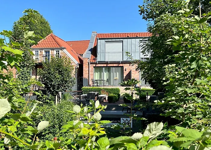 Villa Haus am Siel 01, zentral mit eigenem Steg Greetsiel