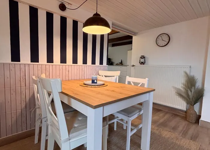 Lüttje Koje - Ferienhaus direkt am Deich und dem Meer dahinter Norden