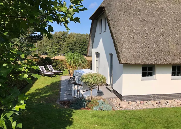 Ferienhaus Strandgut - Reetdachhaus in Strandnähe Stubbenfelde