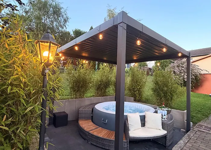 Großes Ferienhaus für 12 -17 Personen mit Whirlpool - Spielzimmer und Garten Herbstein