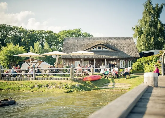 Komfort-Hausboote am Naturhafen Krummin